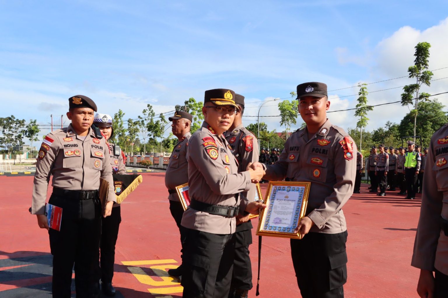 Kapolres Bintan Berikan Penghargaan Kepada Polisi Teladan Penilaian Bulan Oktober dan November