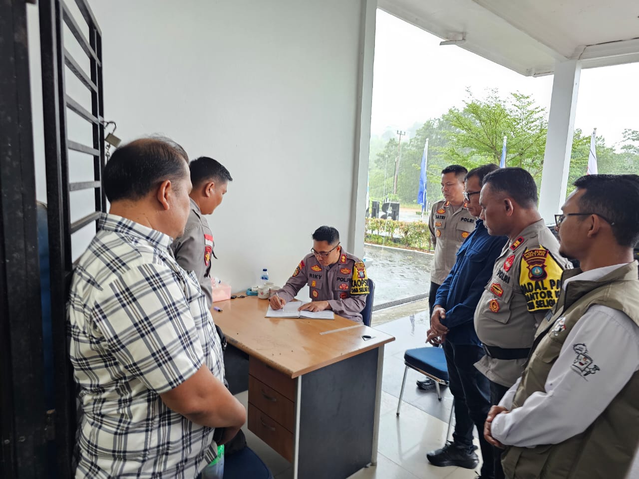Kapolres Bintan Cek Kesiapan Personil Pengamanan di Kantor KPU Saat Sortit Lipat Surat Suara Pemilu 2024