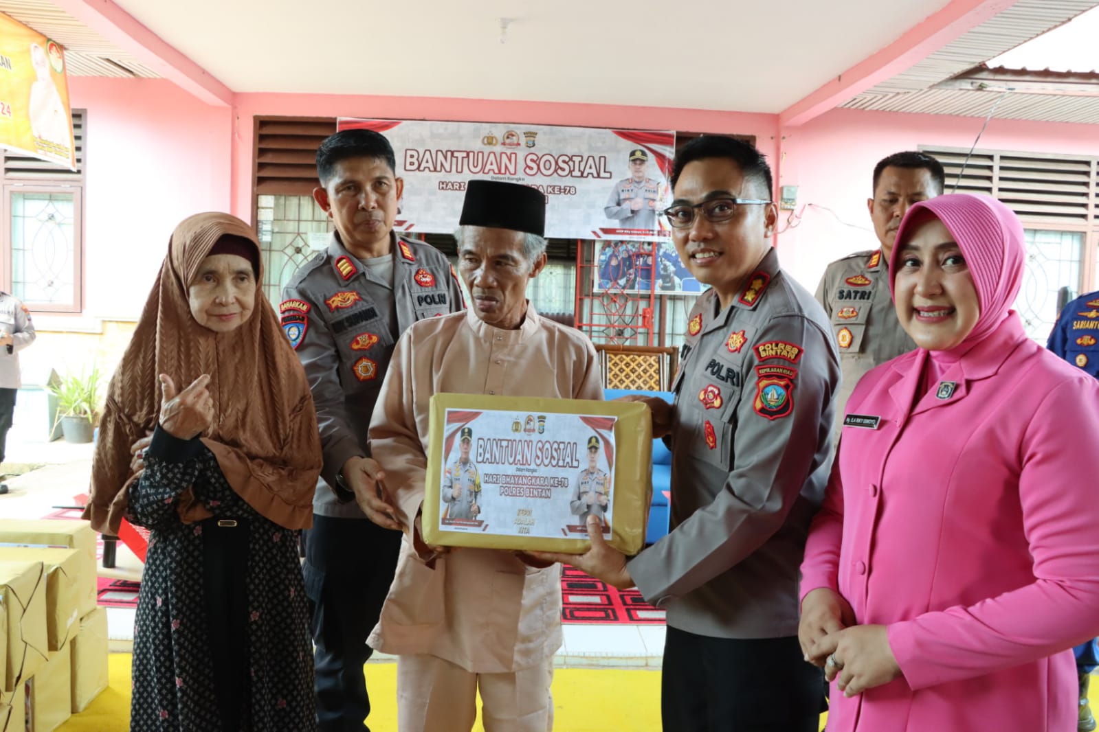 Sempena Hari Bhayangkara ke-78, Polres Bintan Salurkan Ratusan Paket Sembako Kepada Masyarakat
